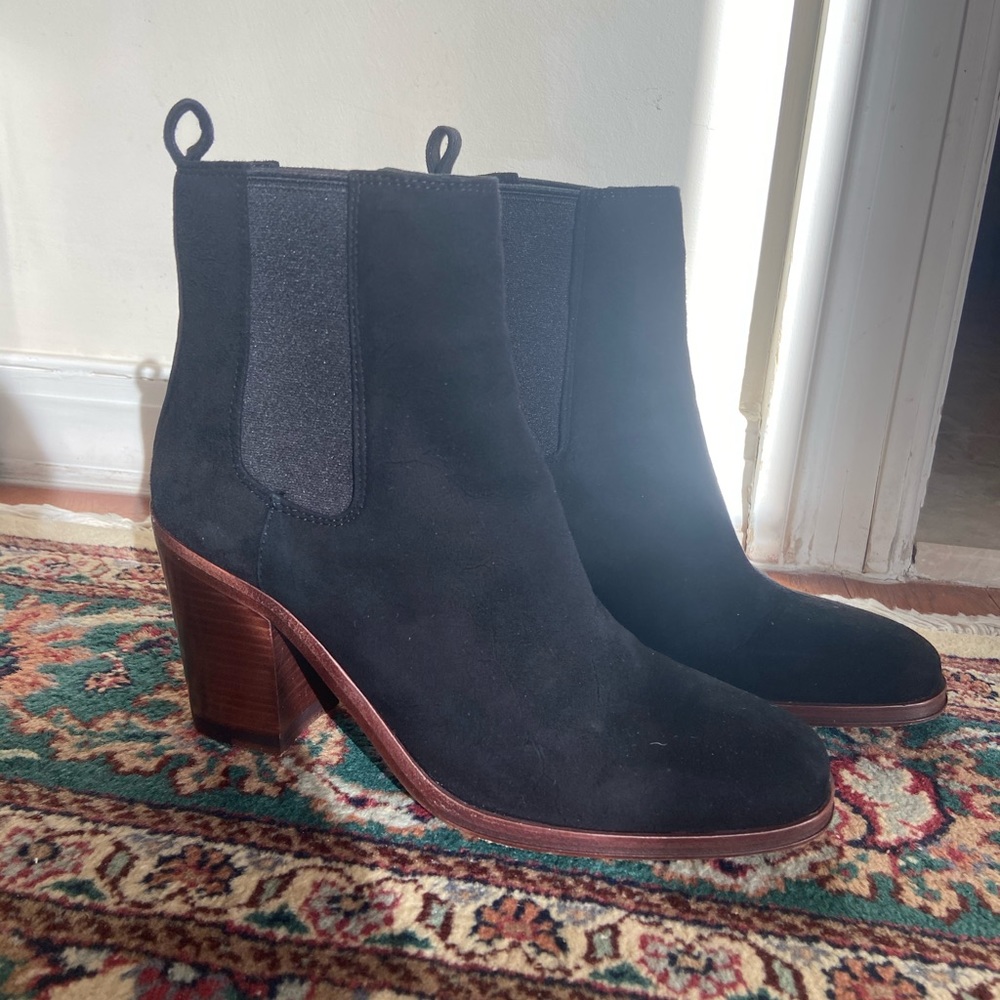 Signature Vince Camuto black Swede boots